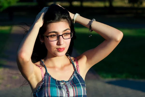 Fille avec des lunettes dans le parc — Photo