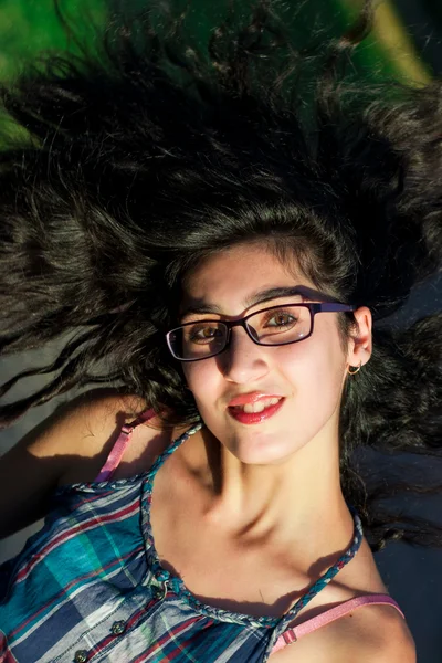 Menina com óculos no parque — Fotografia de Stock