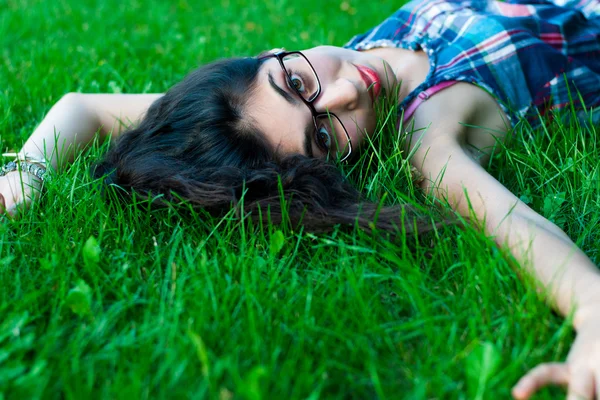 Fille avec des lunettes dans le parc — Photo