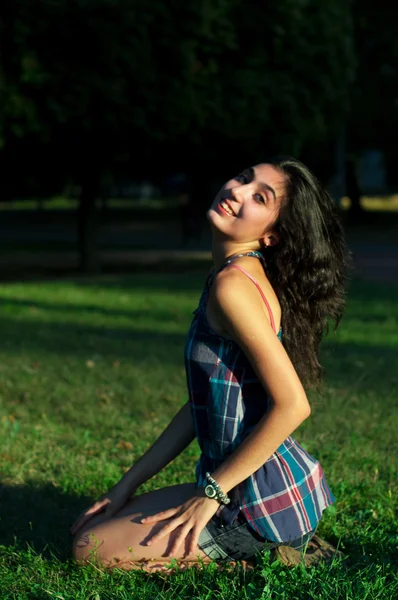 Meisje met bril in het park — Stockfoto