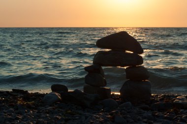 gün batımında denize taş