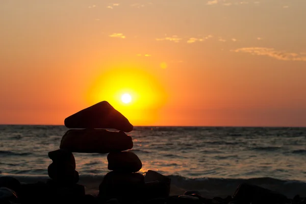 Pedras do mar ao pôr do sol — Fotografia de Stock