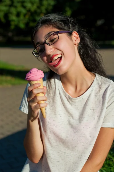 Flicka med glass på naturen — Stockfoto