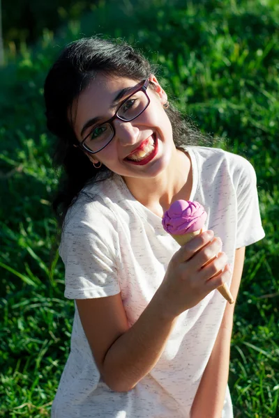 Κορίτσι με παγωτό για τη φύση — Φωτογραφία Αρχείου