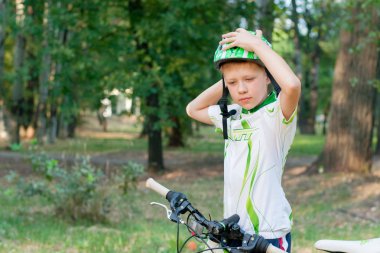 oğlan Bisikletin üstünde miğfer