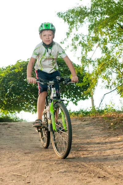 Jongen dragen van een helm op de fiets — Stockfoto