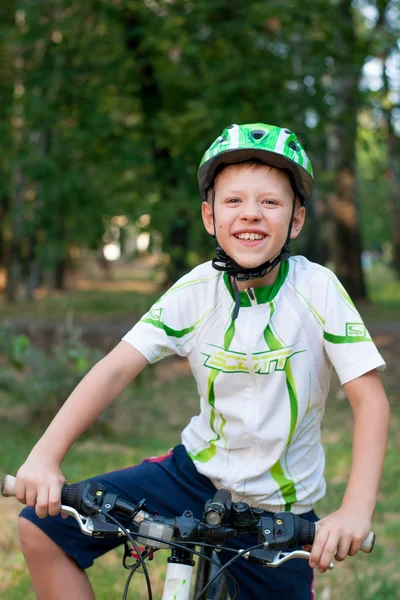 Jongen dragen van een helm op de fiets — Stockfoto