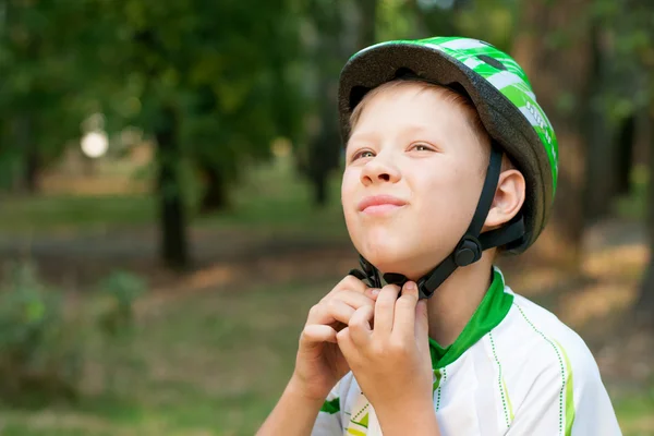 Jongen dragen van een helm op de fiets — Stockfoto