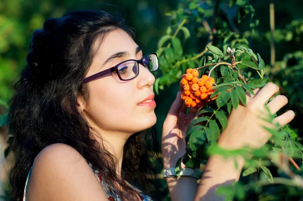 Fille se tient près du rowan — Photo