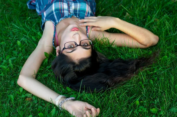 Fille avec des lunettes dans le parc — Photo