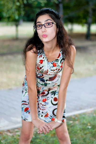 Meisje met bril in het park — Stockfoto
