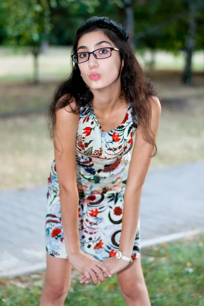 Fille avec des lunettes dans le parc — Photo