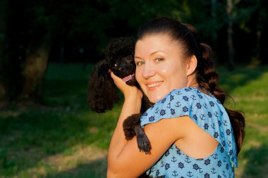 siyah fino köpeği ile kız