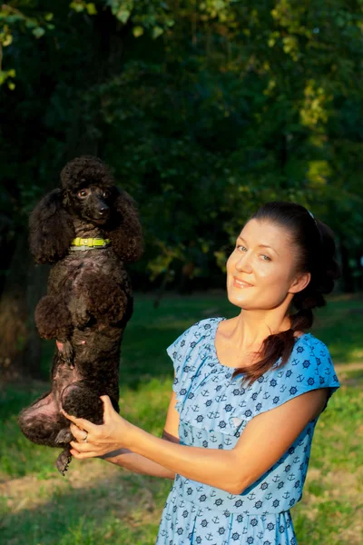 Chica con caniche negro — Foto de Stock