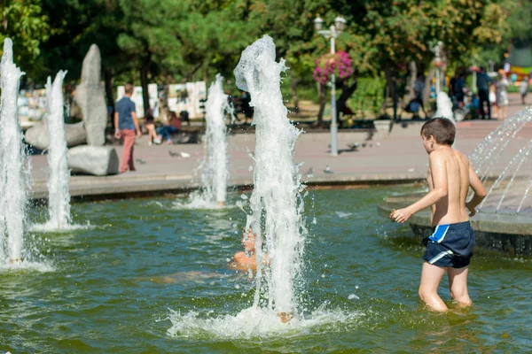 Zaporozhye, Ukraina-września, 01.2016:boys są skąpane w fo — Zdjęcie stockowe