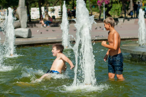 Zaporozhye, Ukraina-września, 01.2016:boys są skąpane w fo — Zdjęcie stockowe