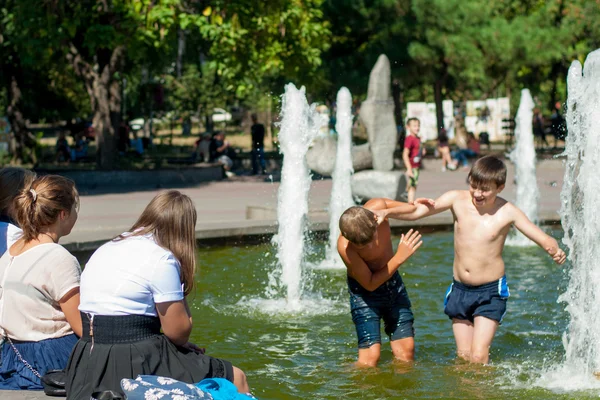 Zaporozhye, Ukraina-września, 01.2016:boys są skąpane w fo — Zdjęcie stockowe