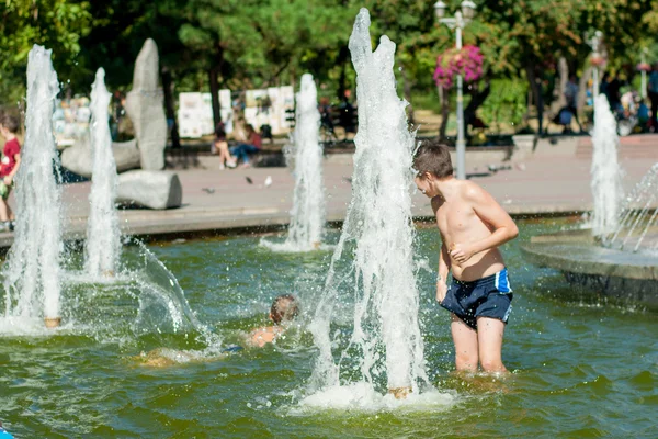 Zaporozhye, Ukraina-września, 01.2016:boys są skąpane w fo — Zdjęcie stockowe