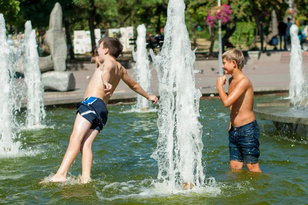 Zaporozhye, Ukraina-września, 01.2016:boys są skąpane w fo Zdjęcia Stockowe bez tantiem