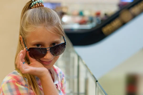 Portrait d'une fille en lunettes de soleil — Photo