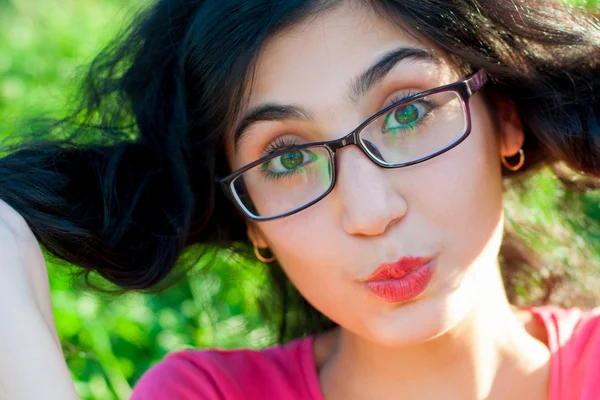 Fille avec des lunettes dans le parc — Photo