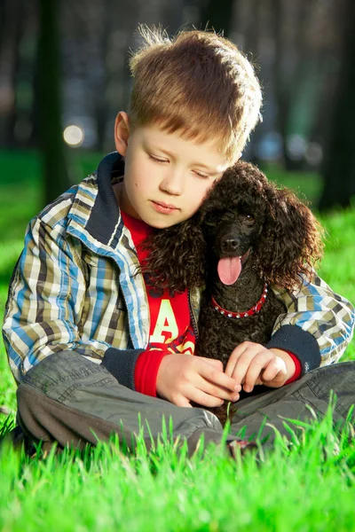 O menino com poodle preto — Fotografia de Stock