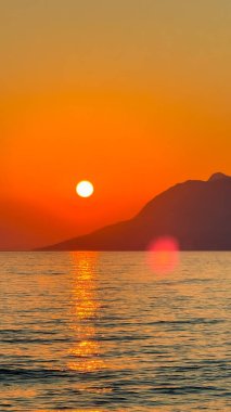 Güzel yaz günbatımı Deniz manzaralı, dağlar, yaz güneşli