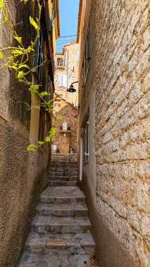 Hırvatistan 'da güneşli bir yaz gününde eski güzel sokaklar