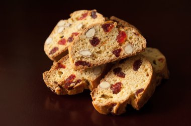 Kiraz ve badem ile bisküvi