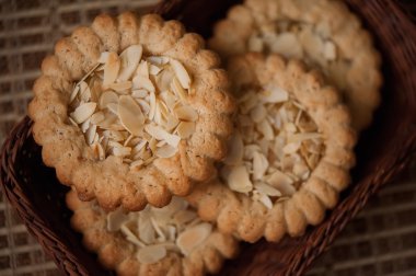 Badem ile güzel bisküvi