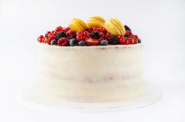 meyve ve makarons ile beyaz pasta