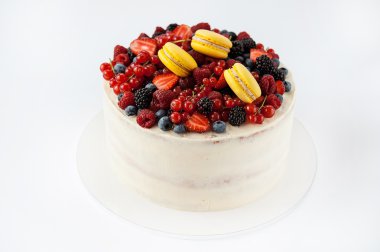 meyve ve makarons ile beyaz pasta