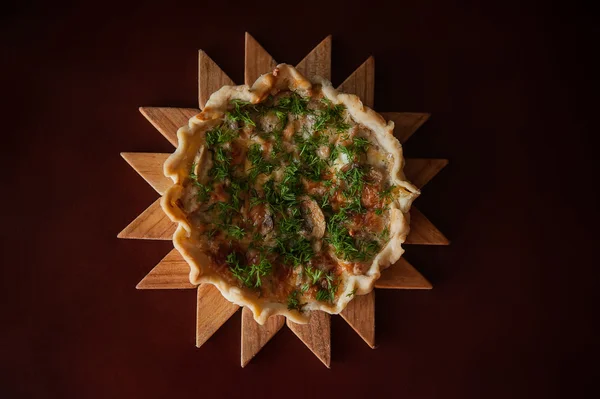 Runde Torte mit Huhn und Pilzen — Stockfoto