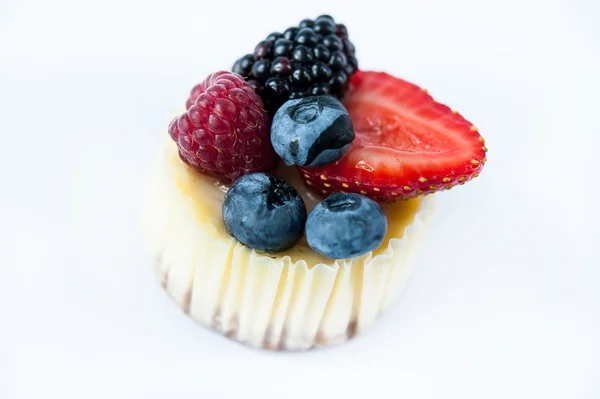 Hermoso pastel de queso dulce con fruta — Foto de Stock