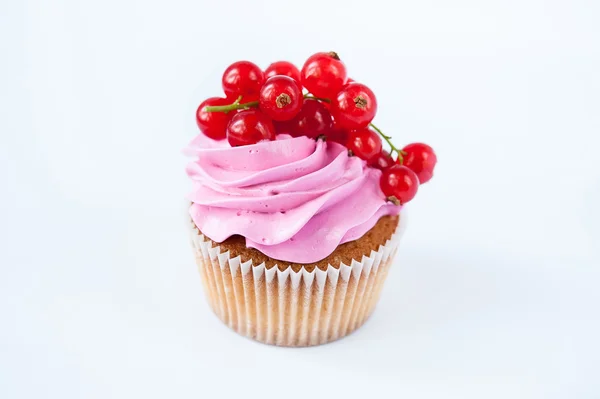 Cupcakes met roze crème en rode bes — Stockfoto