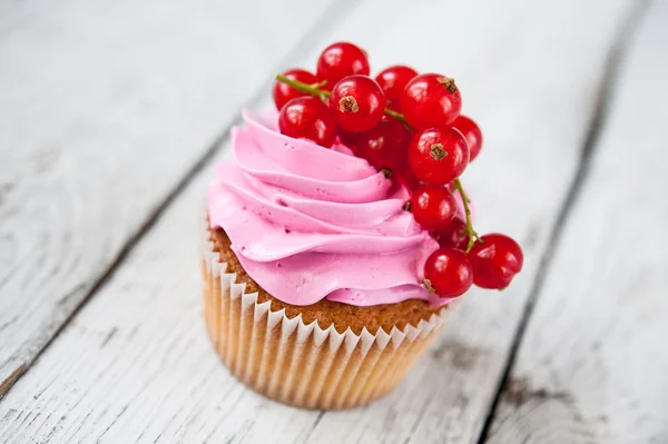 ピンクのクリームと赤すぐりのカップケーキ — ストック写真