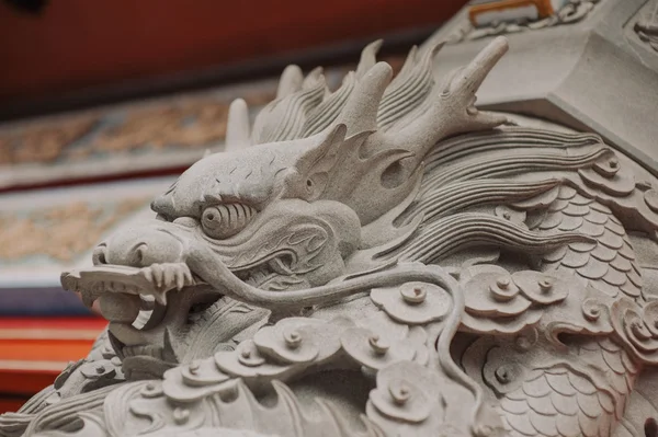 Dragon beeldhouwkunst in de oude tempel — Stockfoto