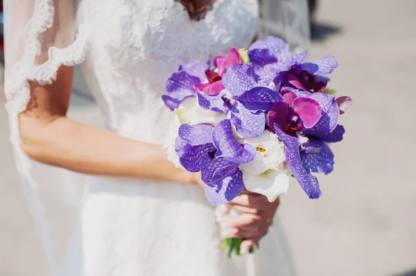 Brautstrauß aus bunten Blumen — Stockfoto