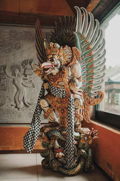 Garuda standbeeld-gevleugelde godheid in Indonesië — Stockfoto