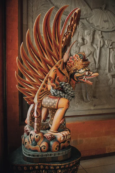 Garuda standbeeld-gevleugelde godheid in Indonesië — Stockfoto