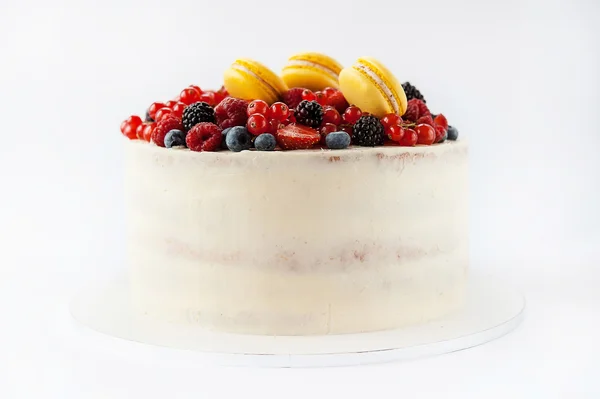 Pastel blanco con frutas y makarons — Foto de Stock