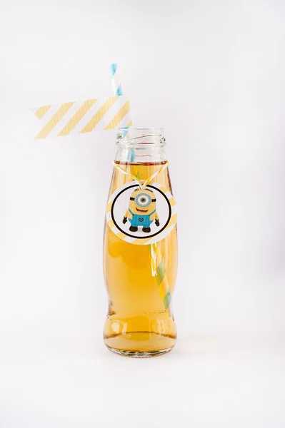 Apfelsaft in einer Flasche mit Fahne und Dekorationen — Stockfoto