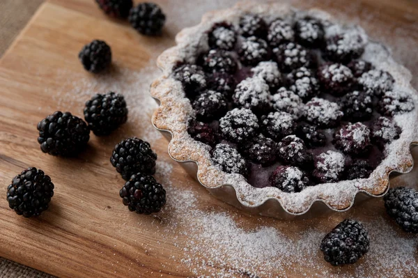 Blackberry pie on a wooden table — Stock Photo, Image