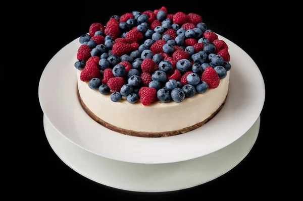 Tarta de queso con frambuesas y arándanos — Foto de Stock