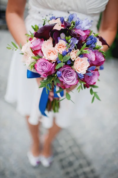 Schöner Hochzeitsstrauß aus Blumen — Stockfoto