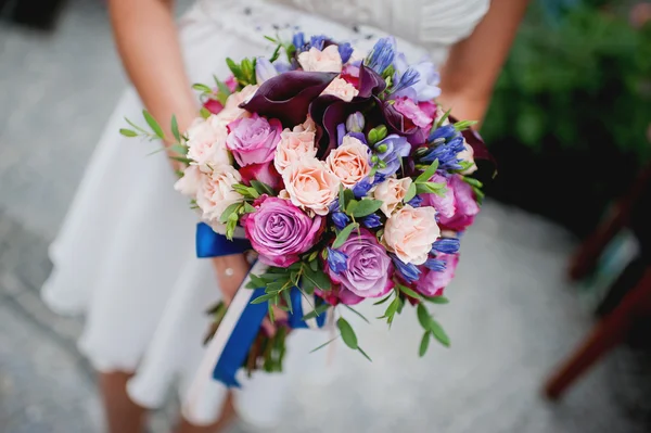 Schöner Hochzeitsstrauß aus Blumen — Stockfoto