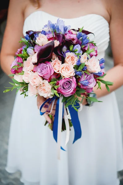 Schöner Hochzeitsstrauß aus Blumen — Stockfoto