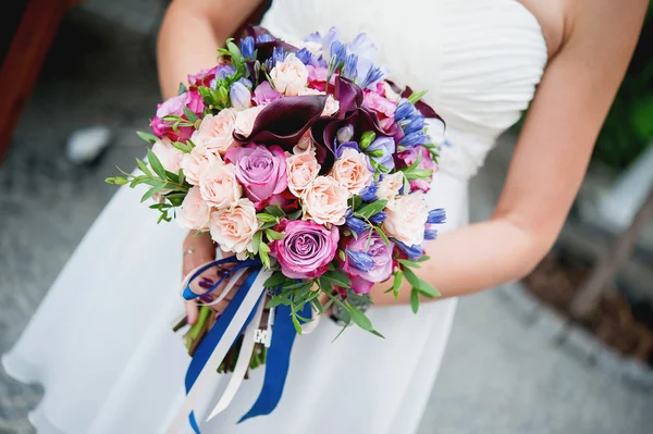 Schöner Hochzeitsstrauß aus Blumen — Stockfoto