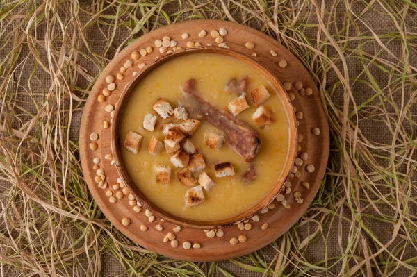 Bezelye çorbası ile füme kaburga ve kruton — Stok fotoğraf