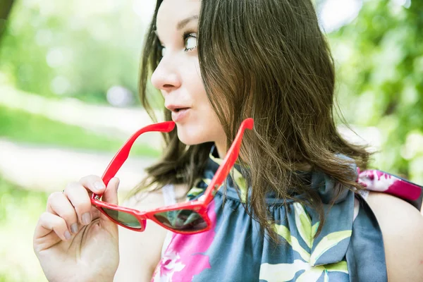 Feliz joven mujer al aire libre —  Fotos de Stock